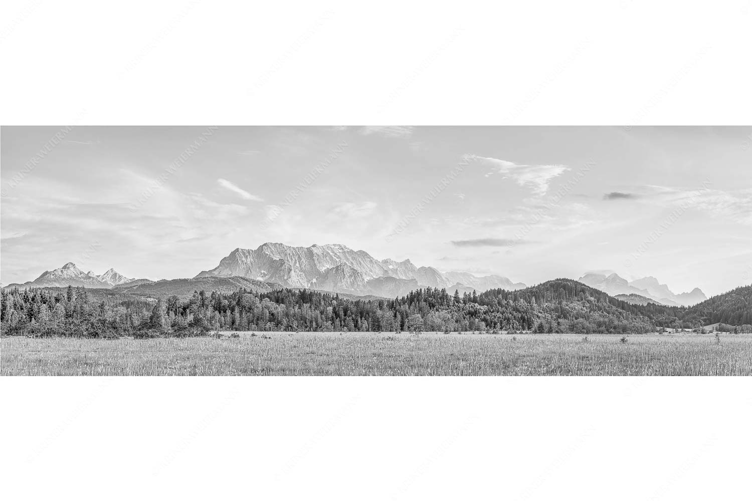 Panoramablick auf das Soiern-, Karwendel-, Wetterstein und Estergebirge
