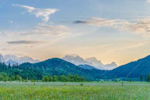 Panoramablick auf das Soiern-, Karwendel-, Wetterstein und Estergebirge - Alle im Blick - Seitenverhältnis 3:2 - Soiern Karwendel Wetterstein und Estergebirge - weitere Infos unter https://www.kriner-weiermann.de
