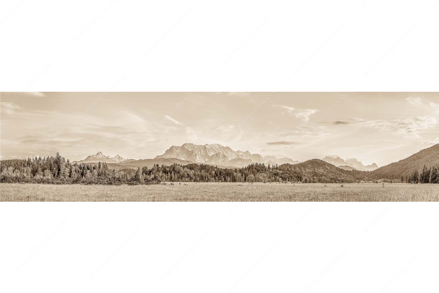 Panoramablick auf das Soiern-, Karwendel-, Wetterstein und Estergebirge