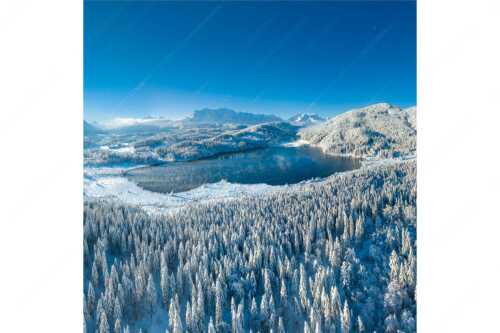 Blick über den Barmsee zum Karwendel- und Wettersteingebirge - Alles weiß am Barmsee - Seitenverhältnis 1:1 - Winter am Barmsee - weitere Infos unter https://www.kriner-weiermann.de