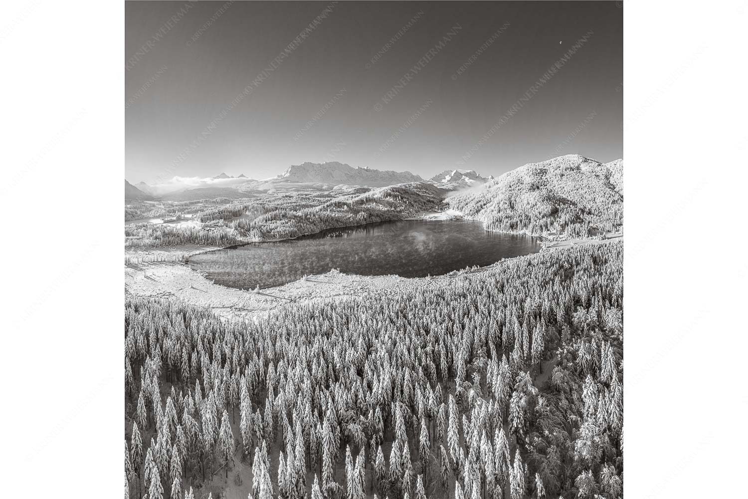 Alles weiß am Barmsee – Seitenverhältnis 1:1 — Winter am Barmsee Blick über den Barmsee zum Karwendel- und Wettersteingebirge