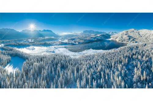 Blick über den Barmsee zum Karwendel- und Wettersteingebirge - Alles weiß am Barmsee - Seitenverhältnis 2:1 - Winter am Barmsee - weitere Infos unter https://www.kriner-weiermann.de
