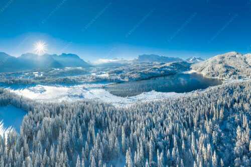 Blick über den Barmsee zum Karwendel- und Wettersteingebirge - Alles weiß am Barmsee - Seitenverhältnis 3:2 - Winter am Barmsee - weitere Infos unter https://www.kriner-weiermann.de