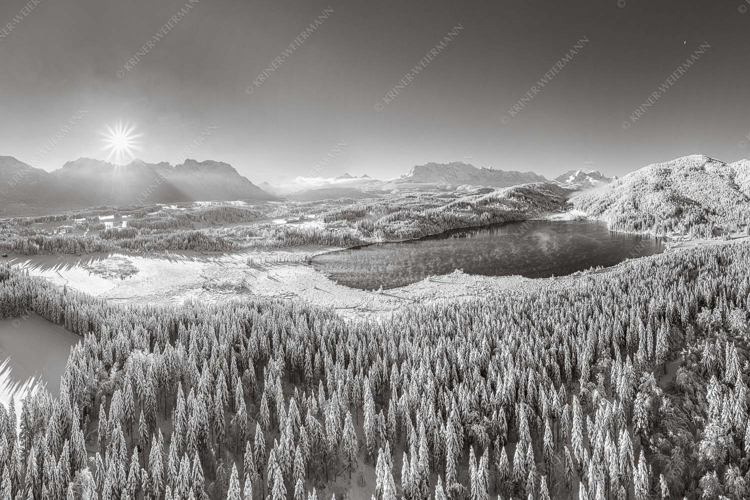 Blick über den Barmsee zum Karwendel- und Wettersteingebirge
