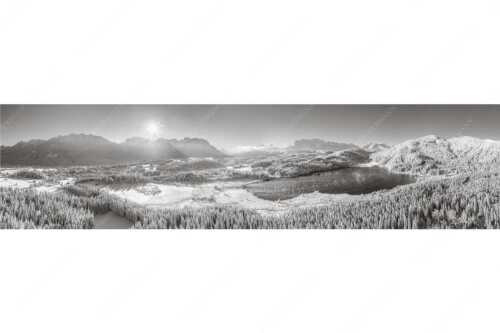 Blick über den Barmsee zum Karwendel- und Wettersteingebirge - Alles weiß am Barmsee - Seitenverhältnis 4:1 - Winter am Barmsee - weitere Infos unter https://www.kriner-weiermann.de