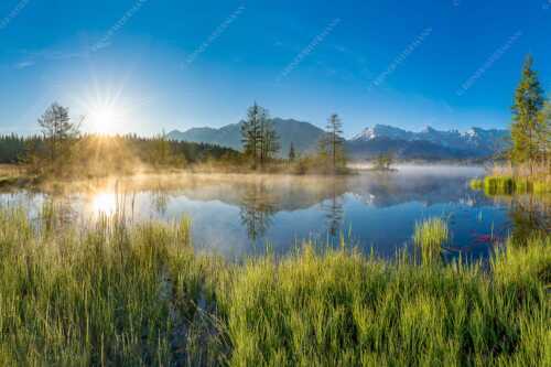 Sonnenaufgang am Barmsee mit Blick zum Karwendelgebirge - Am Barmsee - Seitenverhältnis 3:2 - Karwendelblick - weitere Infos unter https://www.kriner-weiermann.de