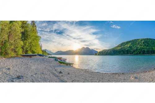 In Niedernach taucht die letzte Sonne die Landschaft noch in ein warmes Licht - Am Strand II - Seitenverhältnis 2,5:1 - Herzogstand mit Walchensee - weitere Infos unter https://www.kriner-weiermann.de