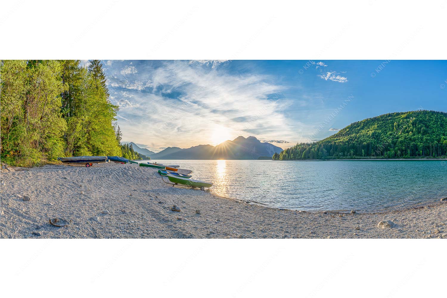 Am Strand II – Seitenverhältnis 2,5:1 — Herzogstand mit Walchensee In Niedernach taucht die letzte Sonne die Landschaft noch in ein warmes Licht