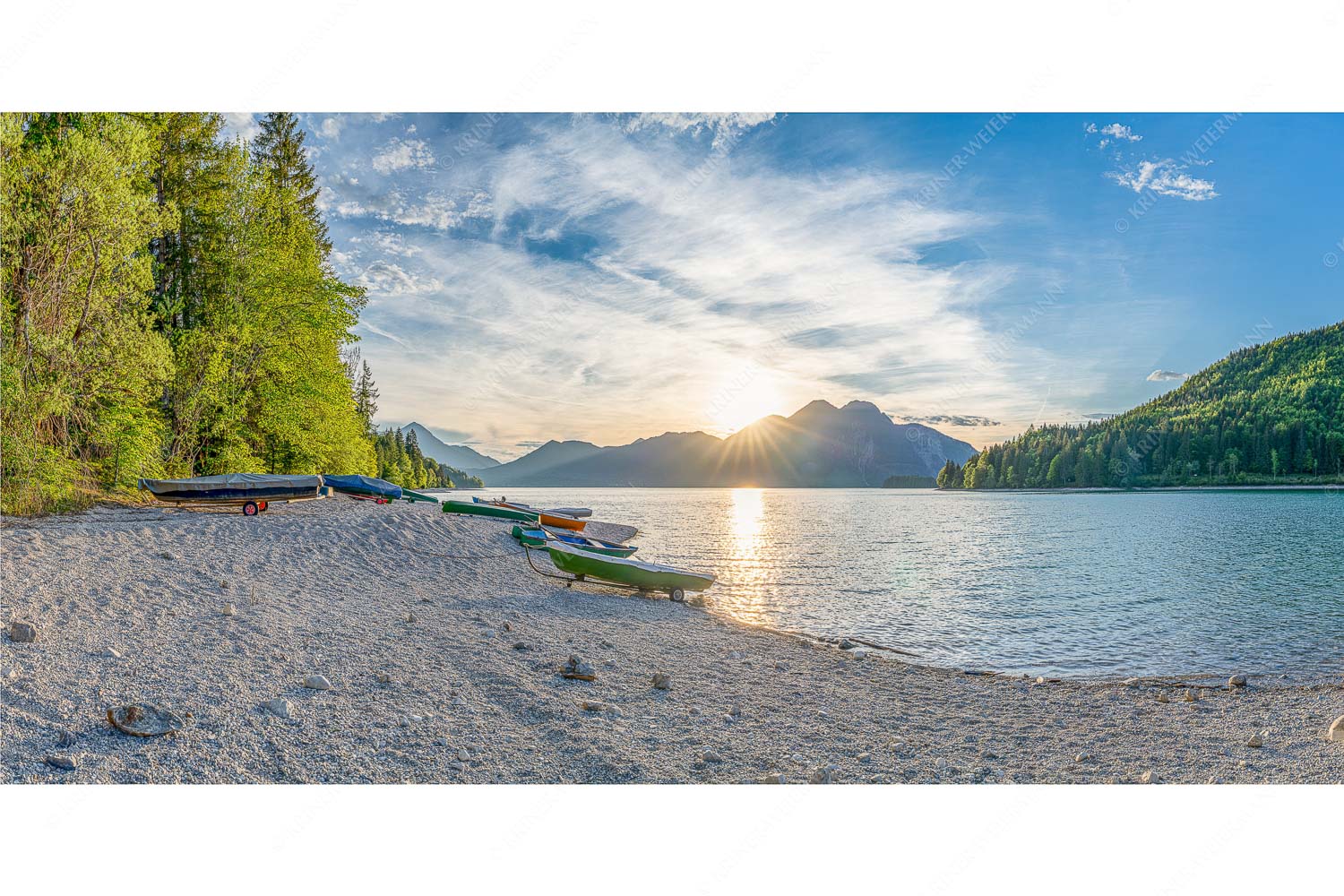 Am Strand II – Seitenverhältnis 2:1 — Herzogstand mit Walchensee In Niedernach taucht die letzte Sonne die Landschaft noch in ein warmes Licht
