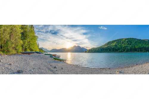 In Niedernach taucht die letzte Sonne die Landschaft noch in ein warmes Licht - Am Strand II - Seitenverhältnis 3:1 - Herzogstand mit Walchensee - weitere Infos unter https://www.kriner-weiermann.de