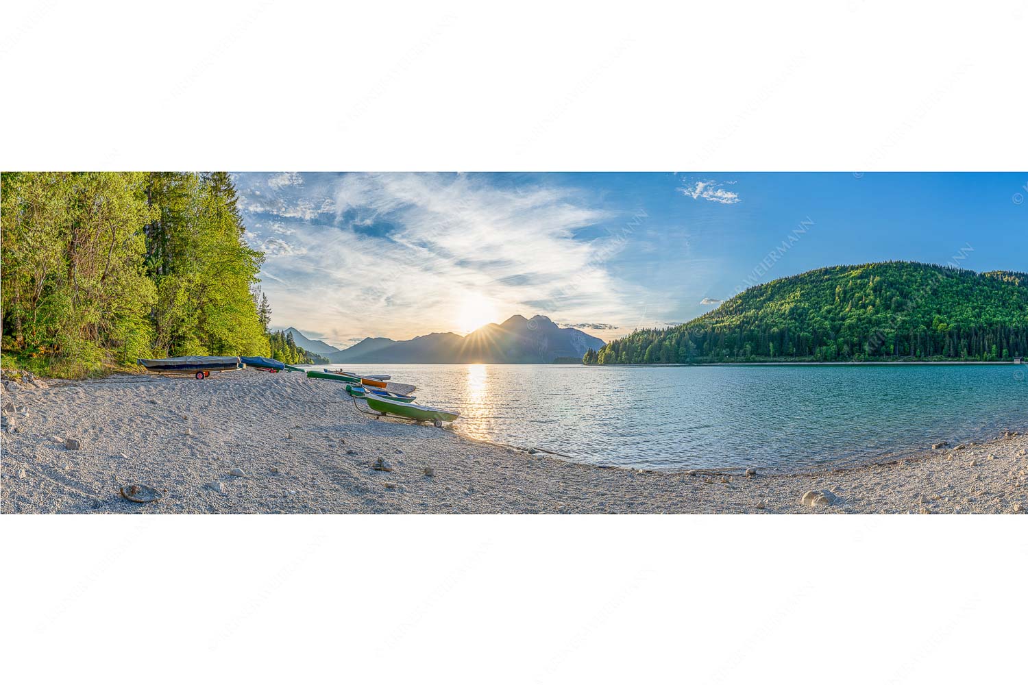 Am Strand II – Seitenverhältnis 3:1 — Herzogstand mit Walchensee In Niedernach taucht die letzte Sonne die Landschaft noch in ein warmes Licht