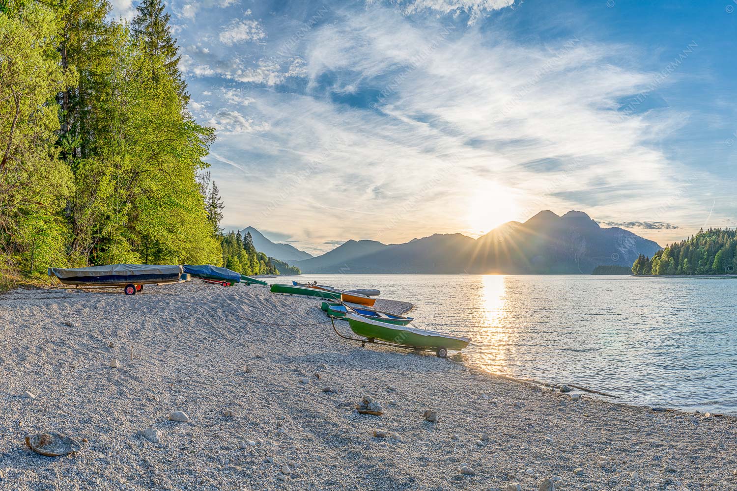 Am Strand II – Seitenverhältnis 3:2 — Herzogstand mit Walchensee In Niedernach taucht die letzte Sonne die Landschaft noch in ein warmes Licht