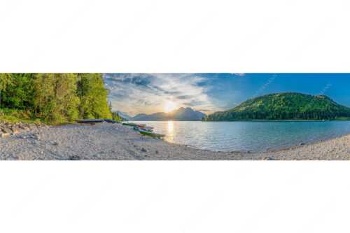 In Niedernach taucht die letzte Sonne die Landschaft noch in ein warmes Licht - Am Strand II - Seitenverhältnis 4:1 - Herzogstand mit Walchensee - weitere Infos unter https://www.kriner-weiermann.de
