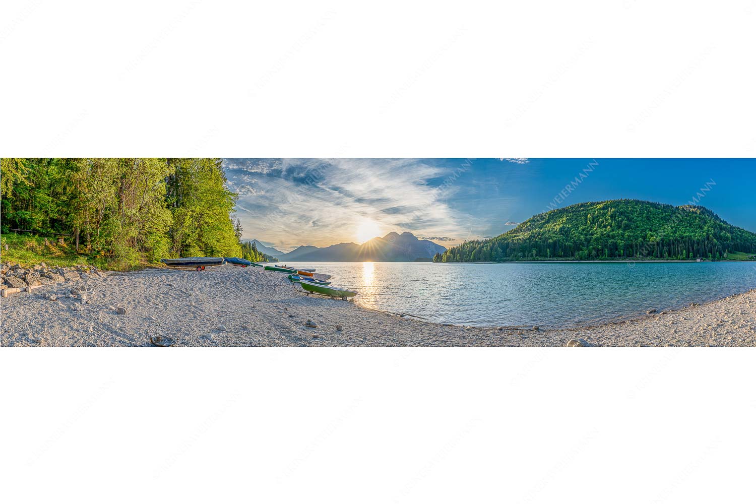 Am Strand II – Seitenverhältnis 4:1 — Herzogstand mit Walchensee In Niedernach taucht die letzte Sonne die Landschaft noch in ein warmes Licht