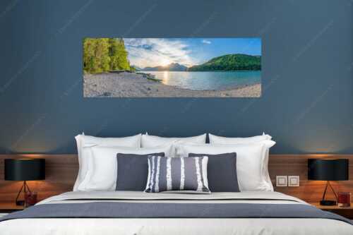 In Niedernach taucht die letzte Sonne die Landschaft noch in ein warmes Licht - Am Strand II - Größe ca. 180x60cm, Seitenverhältnis 3:1 - Herzogstand mit Walchensee - weitere Infos unter https://www.kriner-weiermann.de