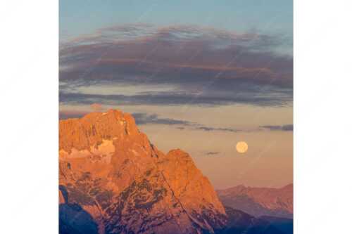 Erstes Morgenlicht am Wettersteinmassiv mit Monduntergang neben der Zugspitze - Am Wetterstein vorbei - Seitenverhältnis 1:1 - Zugspitze Vollmond - weitere Infos unter https://www.kriner-weiermann.de