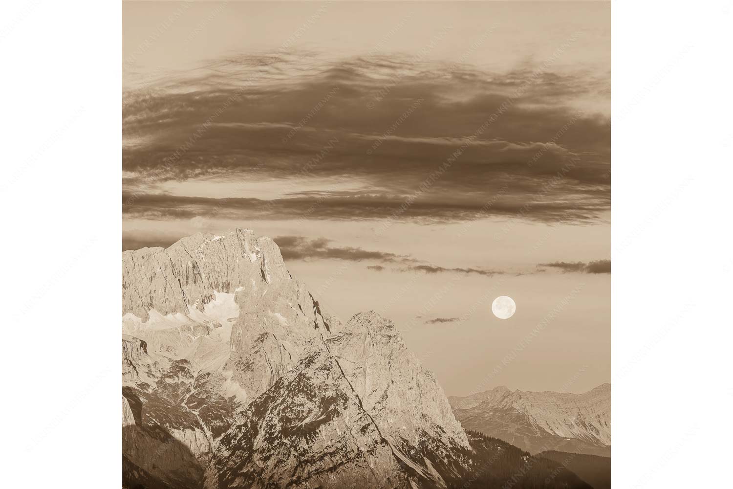 Am Wetterstein vorbei – Seitenverhältnis 1:1 — Zugspitze Vollmond Erstes Morgenlicht am Wettersteinmassiv mit Monduntergang neben der Zugspitze