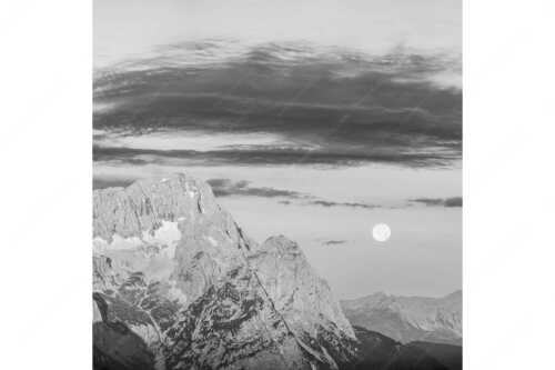 Erstes Morgenlicht am Wettersteinmassiv mit Monduntergang neben der Zugspitze - Am Wetterstein vorbei - Seitenverhältnis 1:1 - Zugspitze Vollmond - weitere Infos unter https://www.kriner-weiermann.de