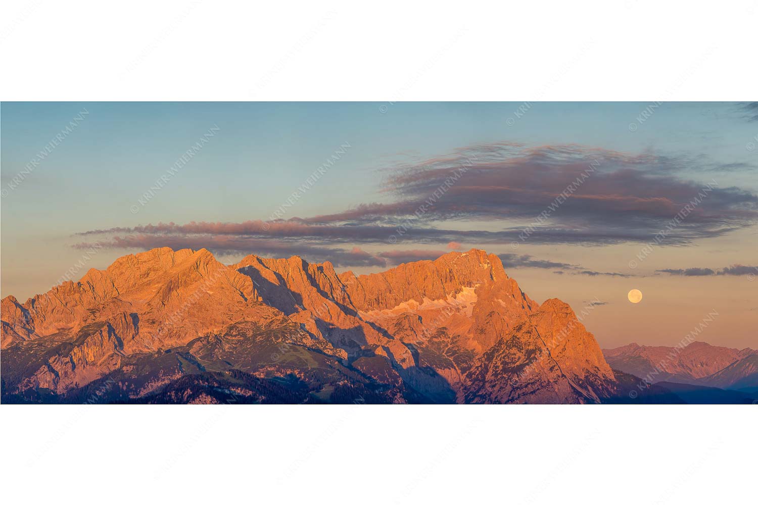 Am Wetterstein vorbei – Seitenverhältnis 2,5:1 — Zugspitze Vollmond Erstes Morgenlicht am Wettersteinmassiv mit Monduntergang neben der Zugspitze