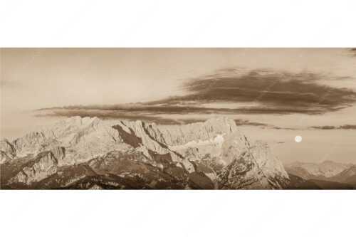 Erstes Morgenlicht am Wettersteinmassiv mit Monduntergang neben der Zugspitze - Am Wetterstein vorbei - Seitenverhältnis 2,5:1 - Zugspitze Vollmond - weitere Infos unter https://www.kriner-weiermann.de