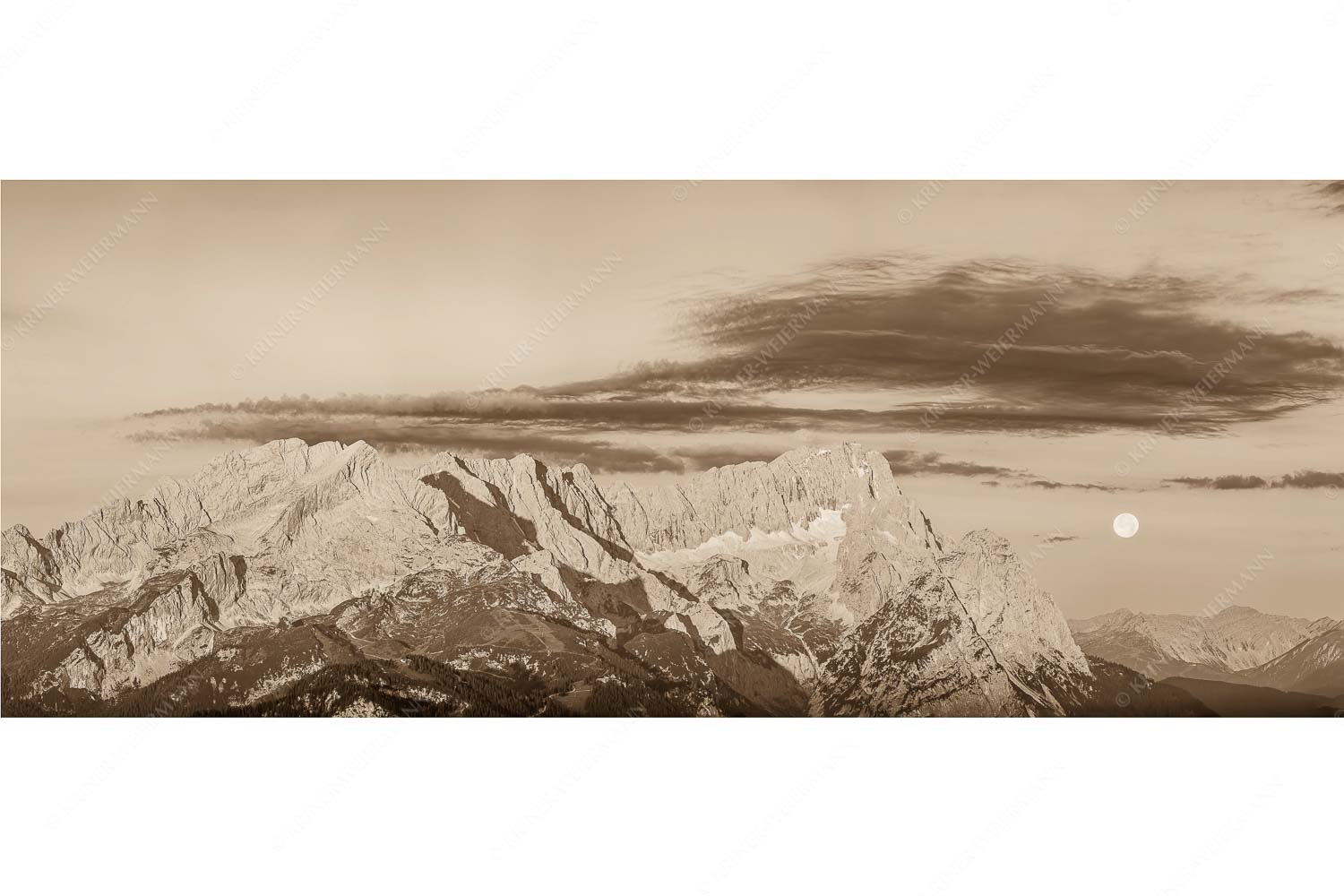 Am Wetterstein vorbei – Seitenverhältnis 2,5:1 — Zugspitze Vollmond Erstes Morgenlicht am Wettersteinmassiv mit Monduntergang neben der Zugspitze