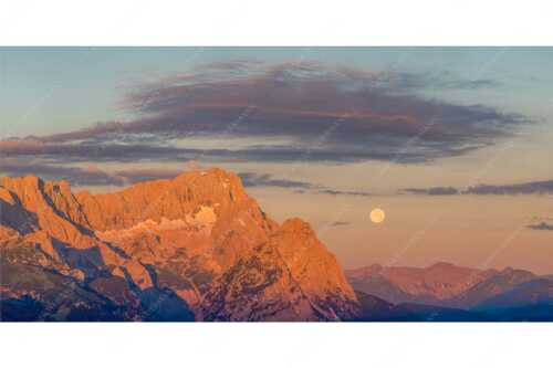 Erstes Morgenlicht am Wettersteinmassiv mit Monduntergang neben der Zugspitze - Am Wetterstein vorbei - Seitenverhältnis 2:1 - Zugspitze Vollmond - weitere Infos unter https://www.kriner-weiermann.de