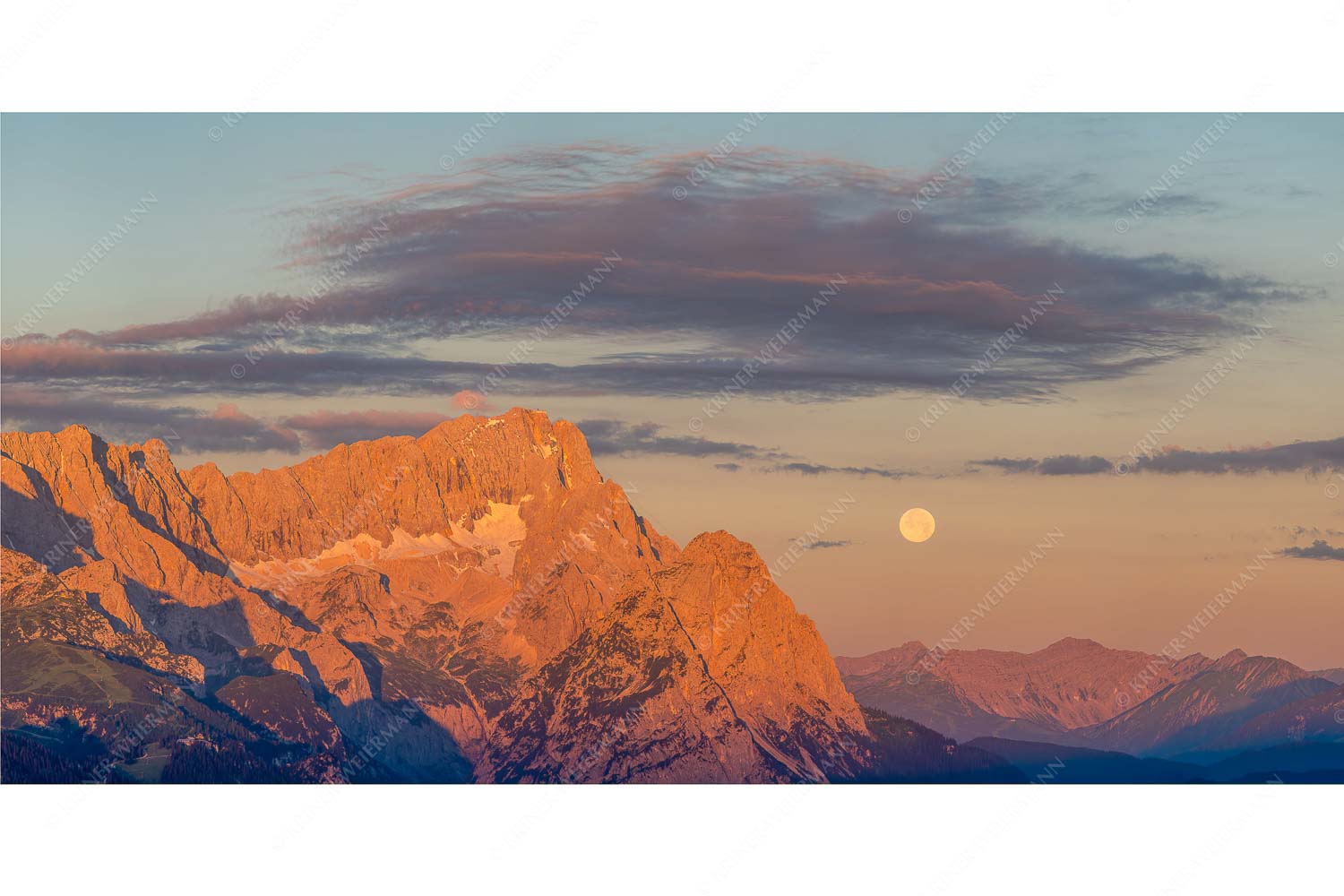 Am Wetterstein vorbei – Seitenverhältnis 2:1 — Zugspitze Vollmond Erstes Morgenlicht am Wettersteinmassiv mit Monduntergang neben der Zugspitze