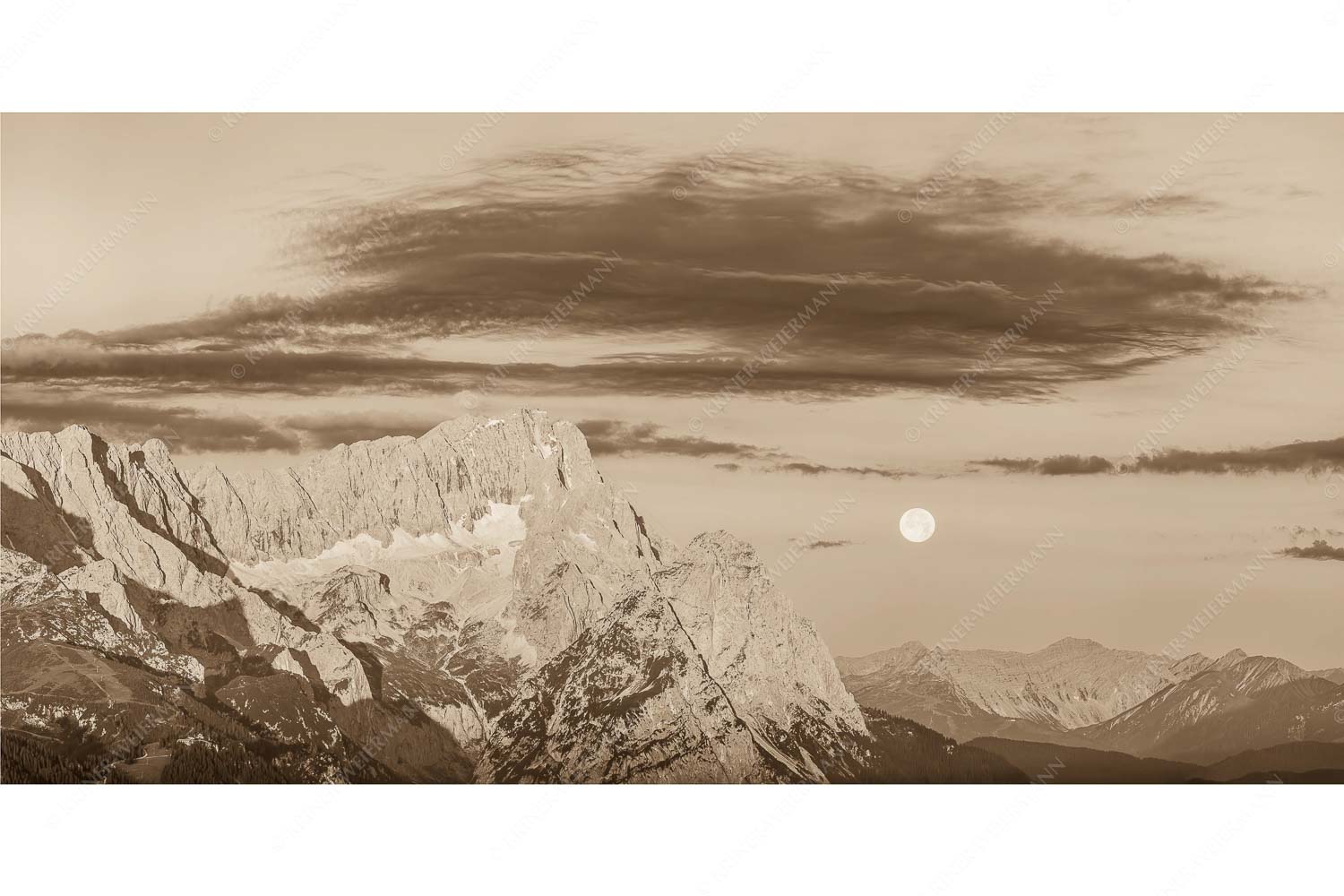 Erstes Morgenlicht am Wettersteinmassiv mit Monduntergang neben der Zugspitze