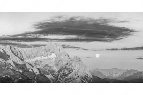 Erstes Morgenlicht am Wettersteinmassiv mit Monduntergang neben der Zugspitze - Am Wetterstein vorbei - Seitenverhältnis 2:1 - Zugspitze Vollmond - weitere Infos unter https://www.kriner-weiermann.de