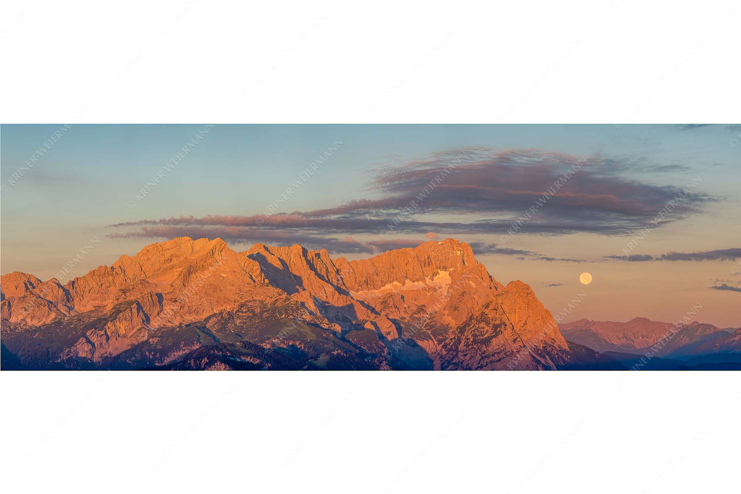 Erstes Morgenlicht am Wettersteinmassiv mit Monduntergang neben der Zugspitze