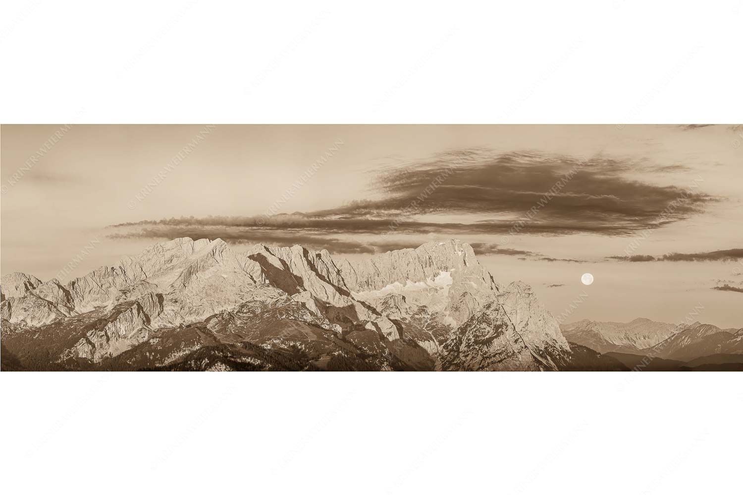 Erstes Morgenlicht am Wettersteinmassiv mit Monduntergang neben der Zugspitze
