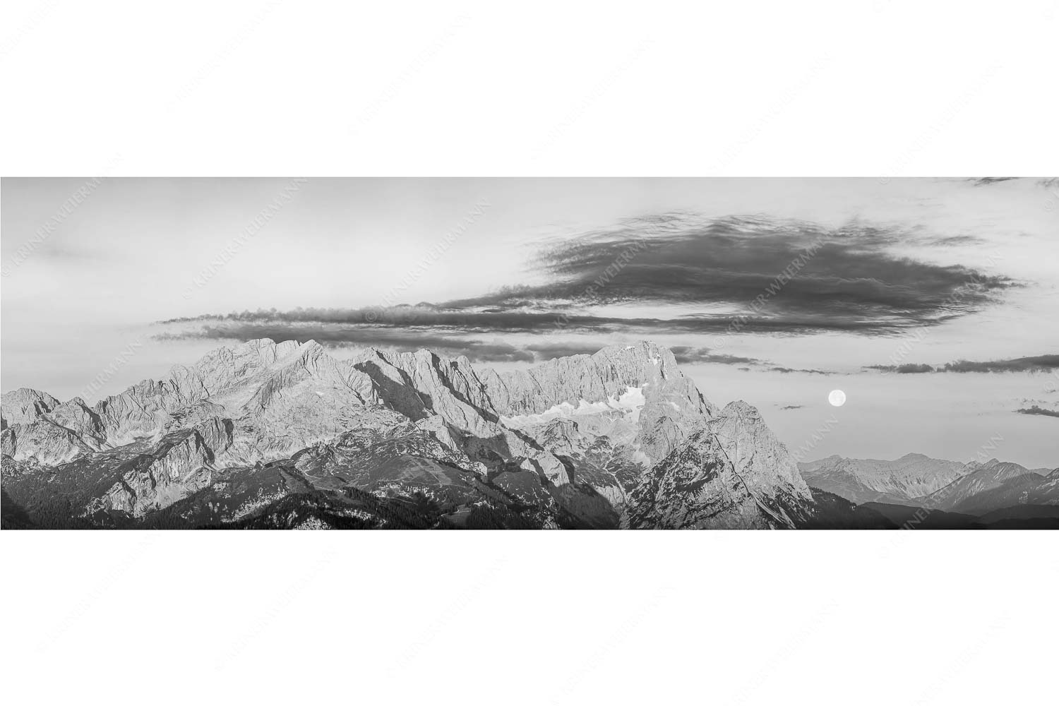 Am Wetterstein vorbei – Seitenverhältnis 3:1 — Zugspitze Vollmond Erstes Morgenlicht am Wettersteinmassiv mit Monduntergang neben der Zugspitze