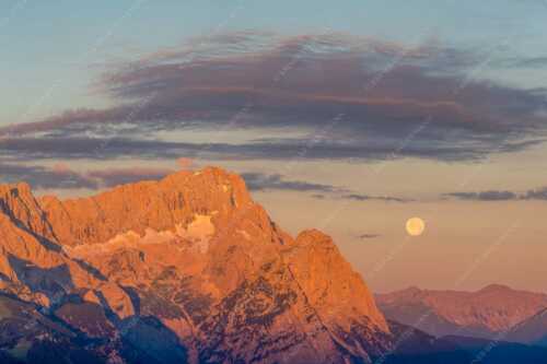Erstes Morgenlicht am Wettersteinmassiv mit Monduntergang neben der Zugspitze - Am Wetterstein vorbei - Seitenverhältnis 3:2 - Zugspitze Vollmond - weitere Infos unter https://www.kriner-weiermann.de