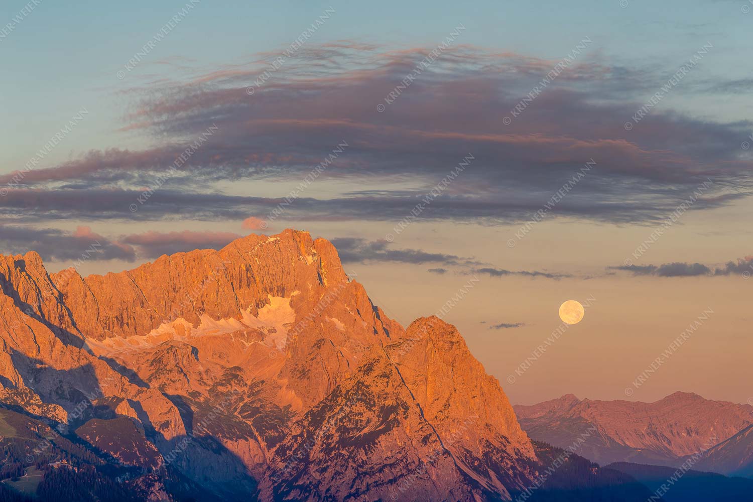 Am Wetterstein vorbei – Seitenverhältnis 3:2 — Zugspitze Vollmond Erstes Morgenlicht am Wettersteinmassiv mit Monduntergang neben der Zugspitze