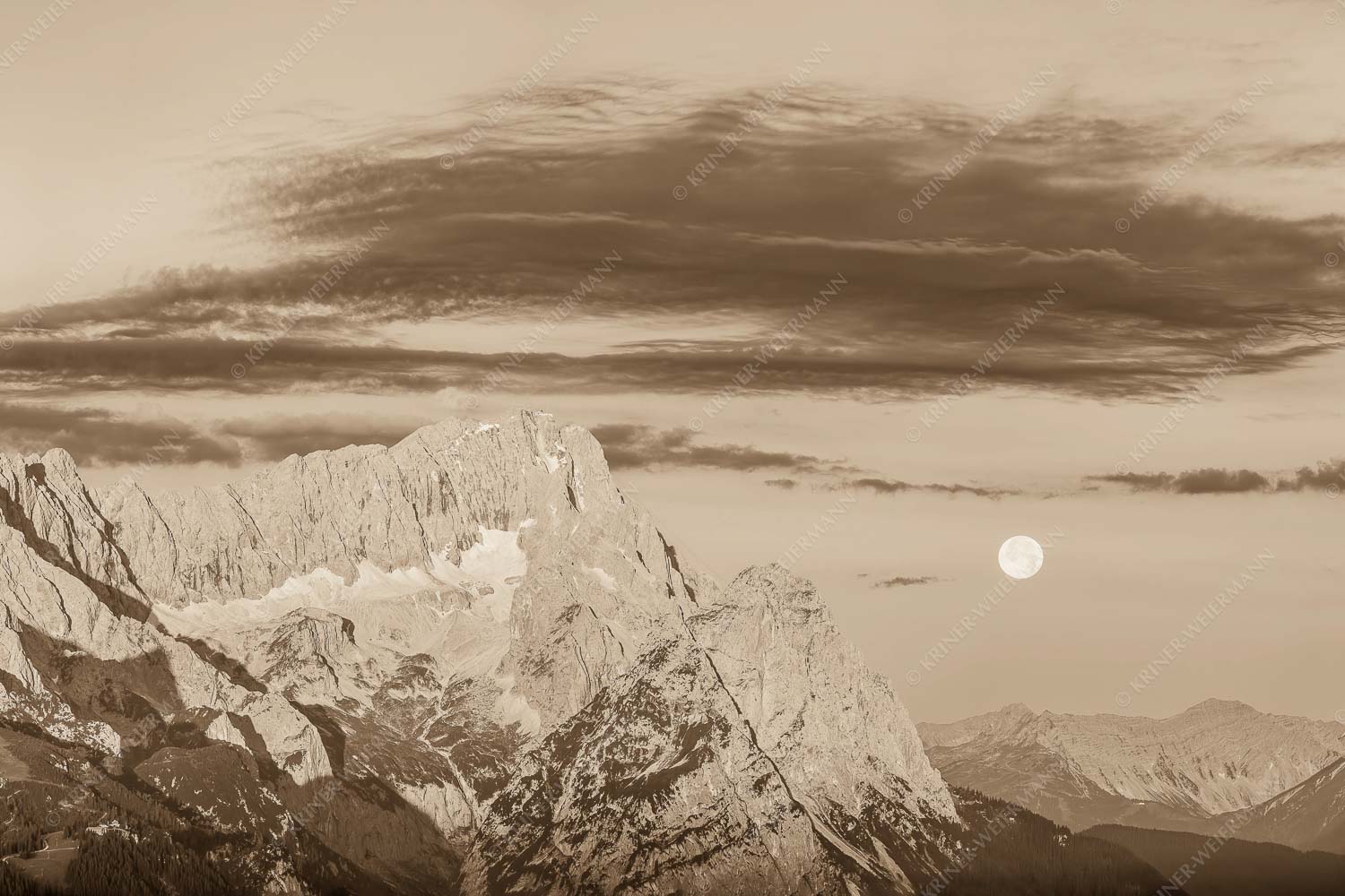 Erstes Morgenlicht am Wettersteinmassiv mit Monduntergang neben der Zugspitze