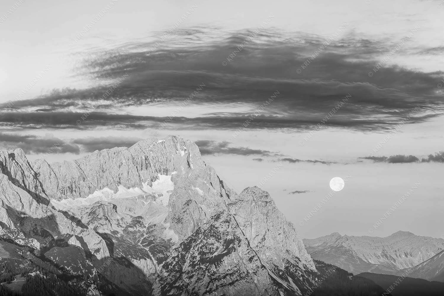Am Wetterstein vorbei – Seitenverhältnis 3:2 — Zugspitze Vollmond Erstes Morgenlicht am Wettersteinmassiv mit Monduntergang neben der Zugspitze
