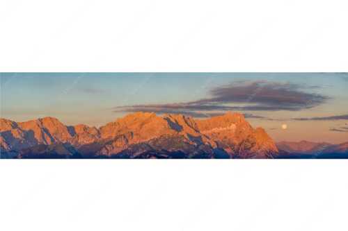 Erstes Morgenlicht am Wettersteinmassiv mit Monduntergang neben der Zugspitze - Am Wetterstein vorbei - Seitenverhältnis 4:1 - Zugspitze Vollmond - weitere Infos unter https://www.kriner-weiermann.de