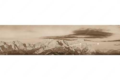 Erstes Morgenlicht am Wettersteinmassiv mit Monduntergang neben der Zugspitze - Am Wetterstein vorbei - Seitenverhältnis 4:1 - Zugspitze Vollmond - weitere Infos unter https://www.kriner-weiermann.de