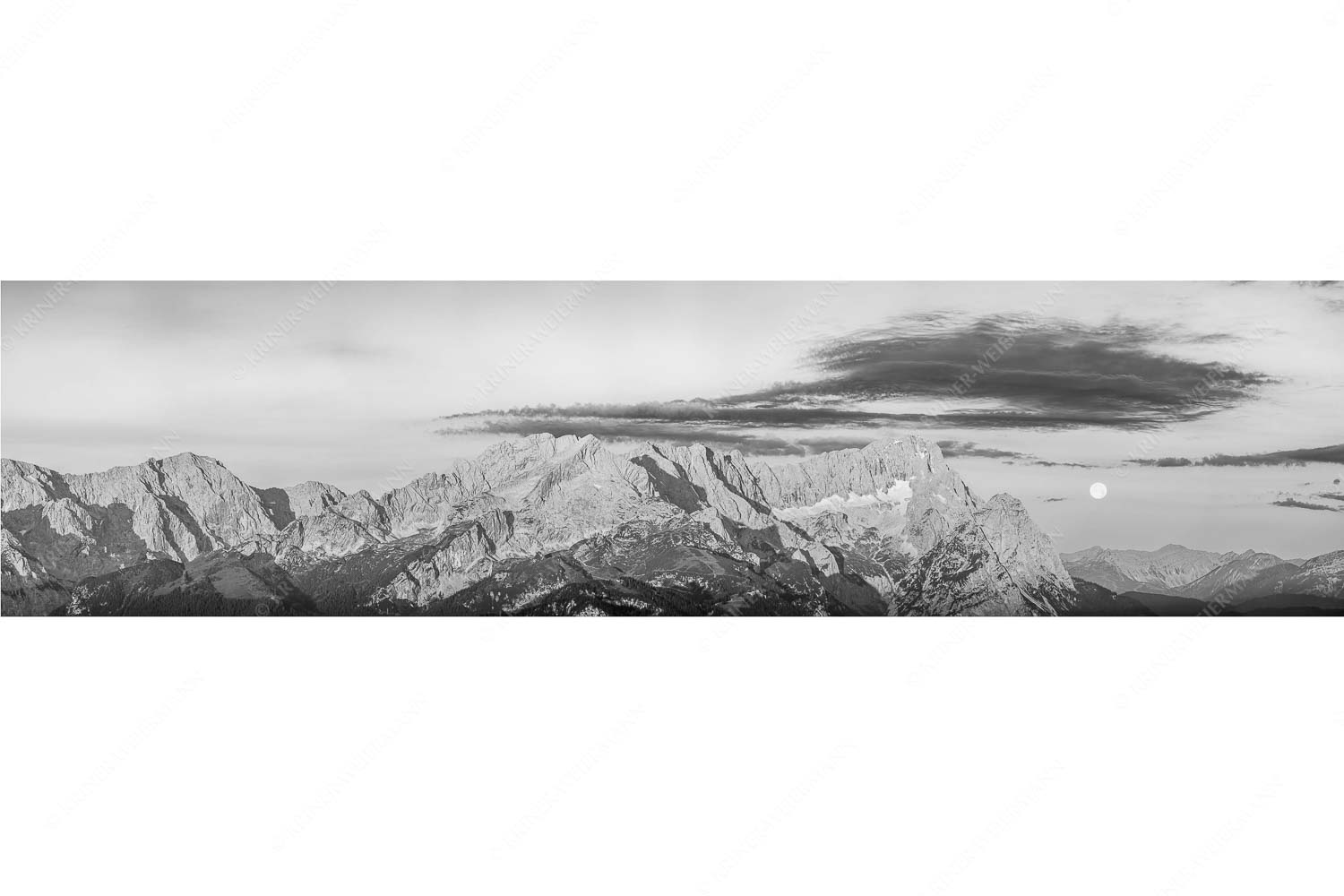 Am Wetterstein vorbei – Seitenverhältnis 4:1 — Zugspitze Vollmond Erstes Morgenlicht am Wettersteinmassiv mit Monduntergang neben der Zugspitze