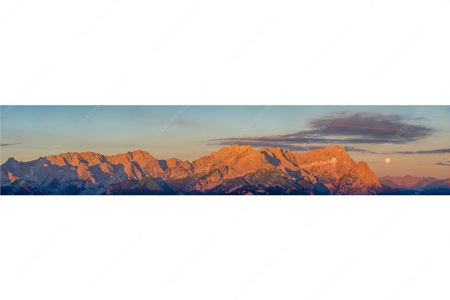 Am Wetterstein vorbei – Seitenverhältnis 5:1 — Zugspitze Vollmond Erstes Morgenlicht am Wettersteinmassiv mit Monduntergang neben der Zugspitze