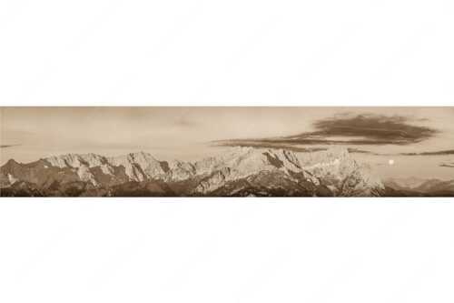 Erstes Morgenlicht am Wettersteinmassiv mit Monduntergang neben der Zugspitze - Am Wetterstein vorbei - Seitenverhältnis 5:1 - Zugspitze Vollmond - weitere Infos unter https://www.kriner-weiermann.de