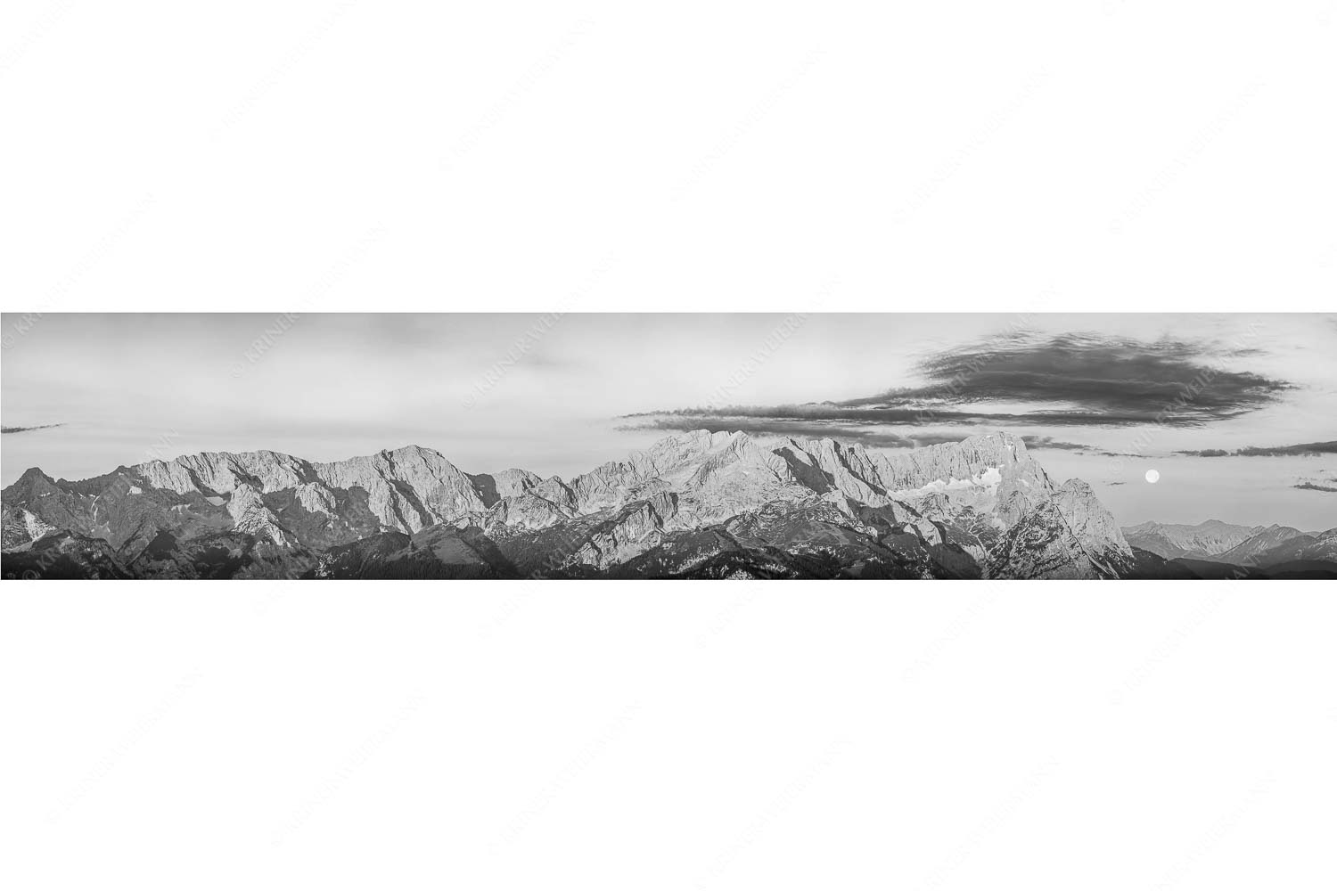 Am Wetterstein vorbei – Seitenverhältnis 5:1 — Zugspitze Vollmond Erstes Morgenlicht am Wettersteinmassiv mit Monduntergang neben der Zugspitze