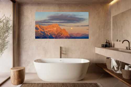 Erstes Morgenlicht am Wettersteinmassiv mit Monduntergang neben der Zugspitze - Am Wetterstein vorbei - Größe ca. 180x90cm, Seitenverhältnis 2:1 - Zugspitze Vollmond - weitere Infos unter https://www.kriner-weiermann.de