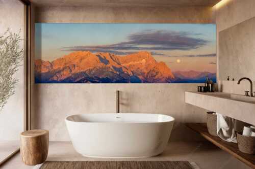 Erstes Morgenlicht am Wettersteinmassiv mit Monduntergang neben der Zugspitze - Am Wetterstein vorbei - Größe ca. 300x100cm, Seitenverhältnis 3:1 - Zugspitze Vollmond - weitere Infos unter https://www.kriner-weiermann.de