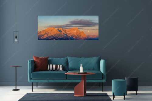 Erstes Morgenlicht am Wettersteinmassiv mit Monduntergang neben der Zugspitze - Am Wetterstein vorbei - Größe ca. 175x70cm, Seitenverhältnis 2,5:1 - Zugspitze Vollmond - weitere Infos unter https://www.kriner-weiermann.de
