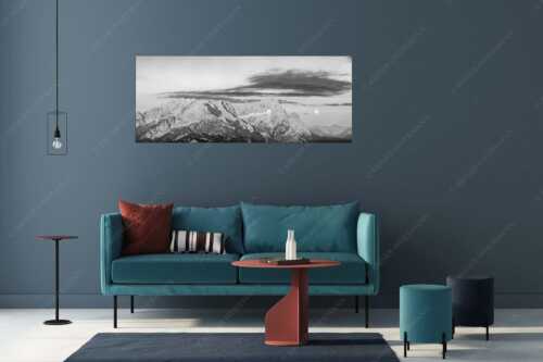 Erstes Morgenlicht am Wettersteinmassiv mit Monduntergang neben der Zugspitze - Am Wetterstein vorbei - Größe ca. 175x70cm, Seitenverhältnis 2,5:1 - Zugspitze Vollmond - weitere Infos unter https://www.kriner-weiermann.de
