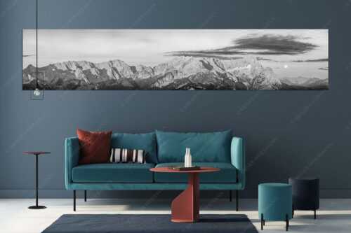 Erstes Morgenlicht am Wettersteinmassiv mit Monduntergang neben der Zugspitze - Am Wetterstein vorbei - Größe ca. 350x70cm, Seitenverhältnis 5:1 - Zugspitze Vollmond - weitere Infos unter https://www.kriner-weiermann.de