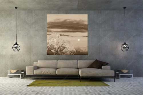 Erstes Morgenlicht am Wettersteinmassiv mit Monduntergang neben der Zugspitze - Am Wetterstein vorbei - Größe ca. 160x160cm, Seitenverhältnis 1:1 - Zugspitze Vollmond - weitere Infos unter https://www.kriner-weiermann.de