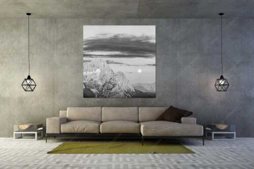 Erstes Morgenlicht am Wettersteinmassiv mit Monduntergang neben der Zugspitze - Am Wetterstein vorbei - Größe ca. 160x160cm, Seitenverhältnis 1:1 - Zugspitze Vollmond - weitere Infos unter https://www.kriner-weiermann.de