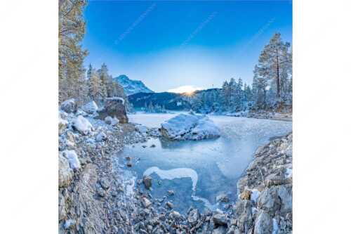 Blick über den Eibsee und Zugspitze in den Sonnenuntergang - Am zufrieren - Seitenverhältnis 1:1 - Eis auf Eibsee mit Zugspitze - weitere Infos unter https://www.kriner-weiermann.de